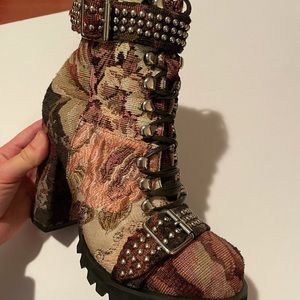 Super unique Jeffrey Campbell booties. Size 8.